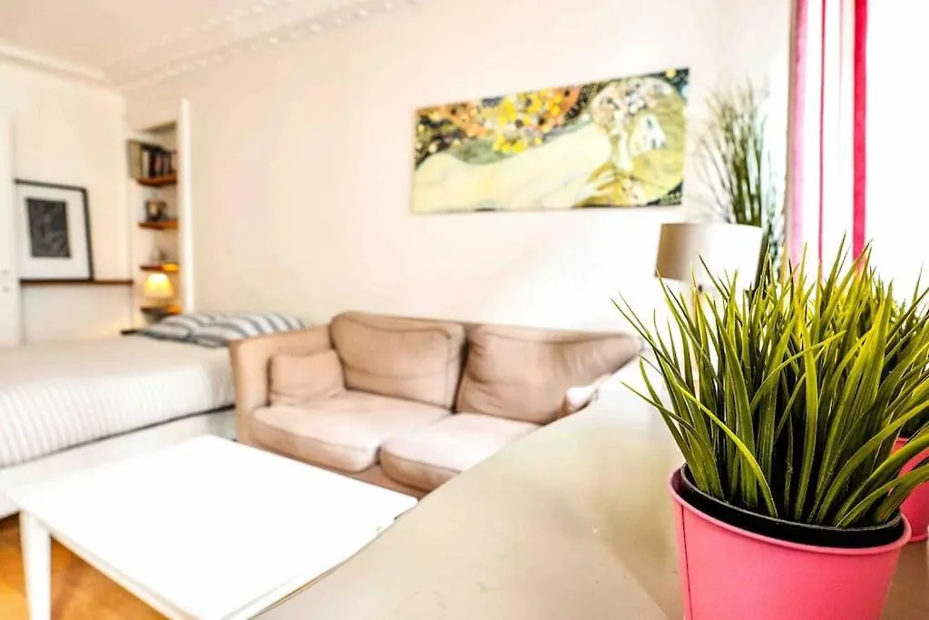 Spacious Studio Near Montorgueil Appartement Parijs